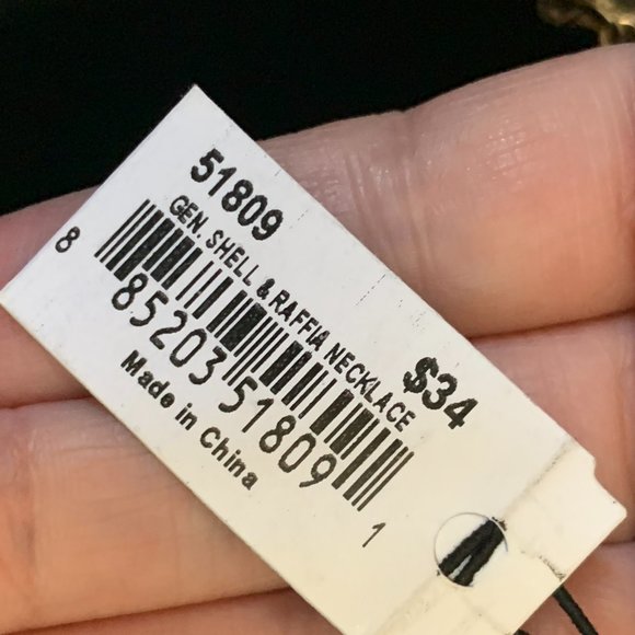 Shell and Raffia Necklace - Picture 6 of 6